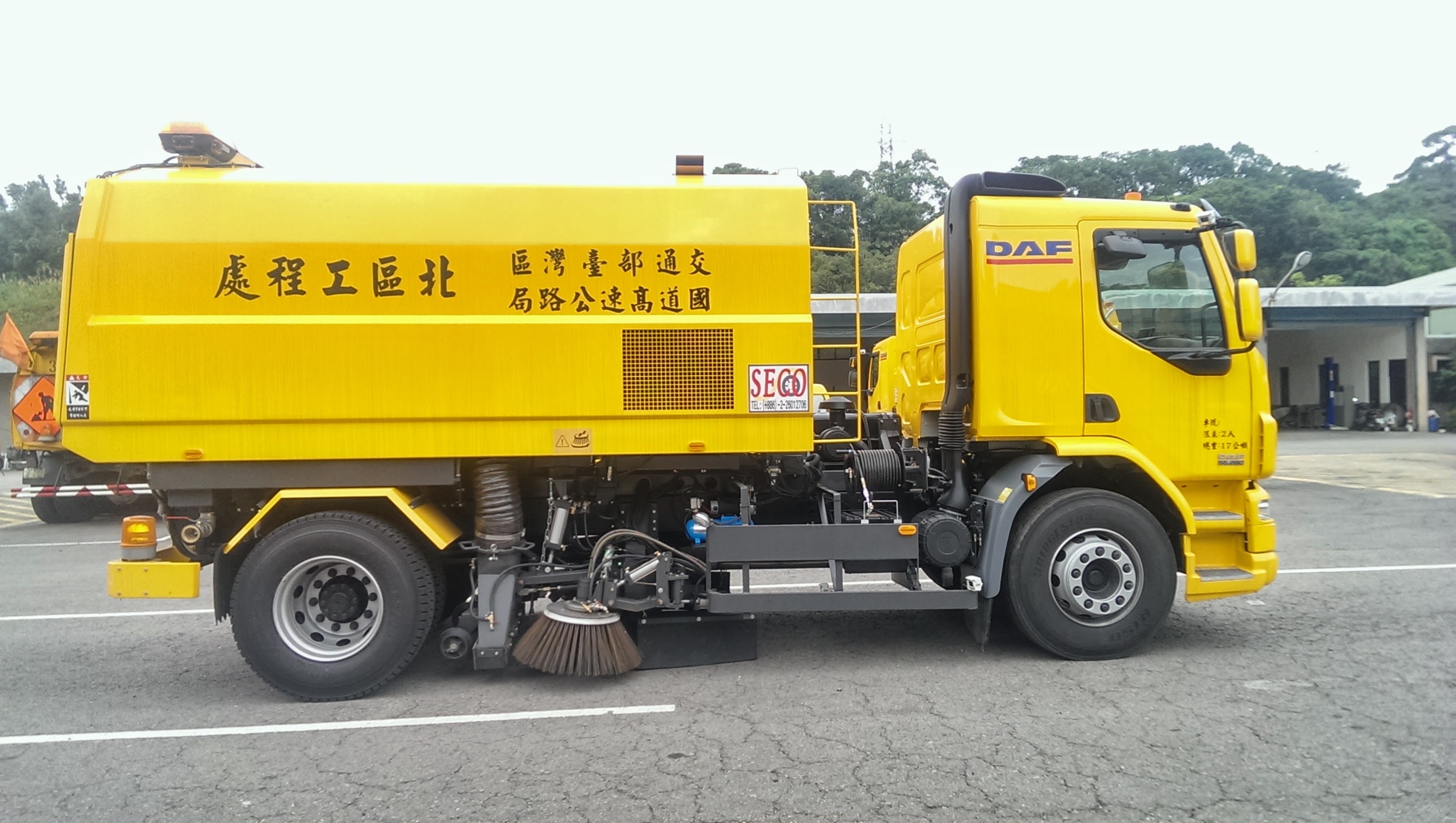 中型掃街車(掃路車)SV600 - 大來(lái)重工